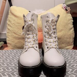 white unionbay combat boots with sunflower lace and zip (kiwi)